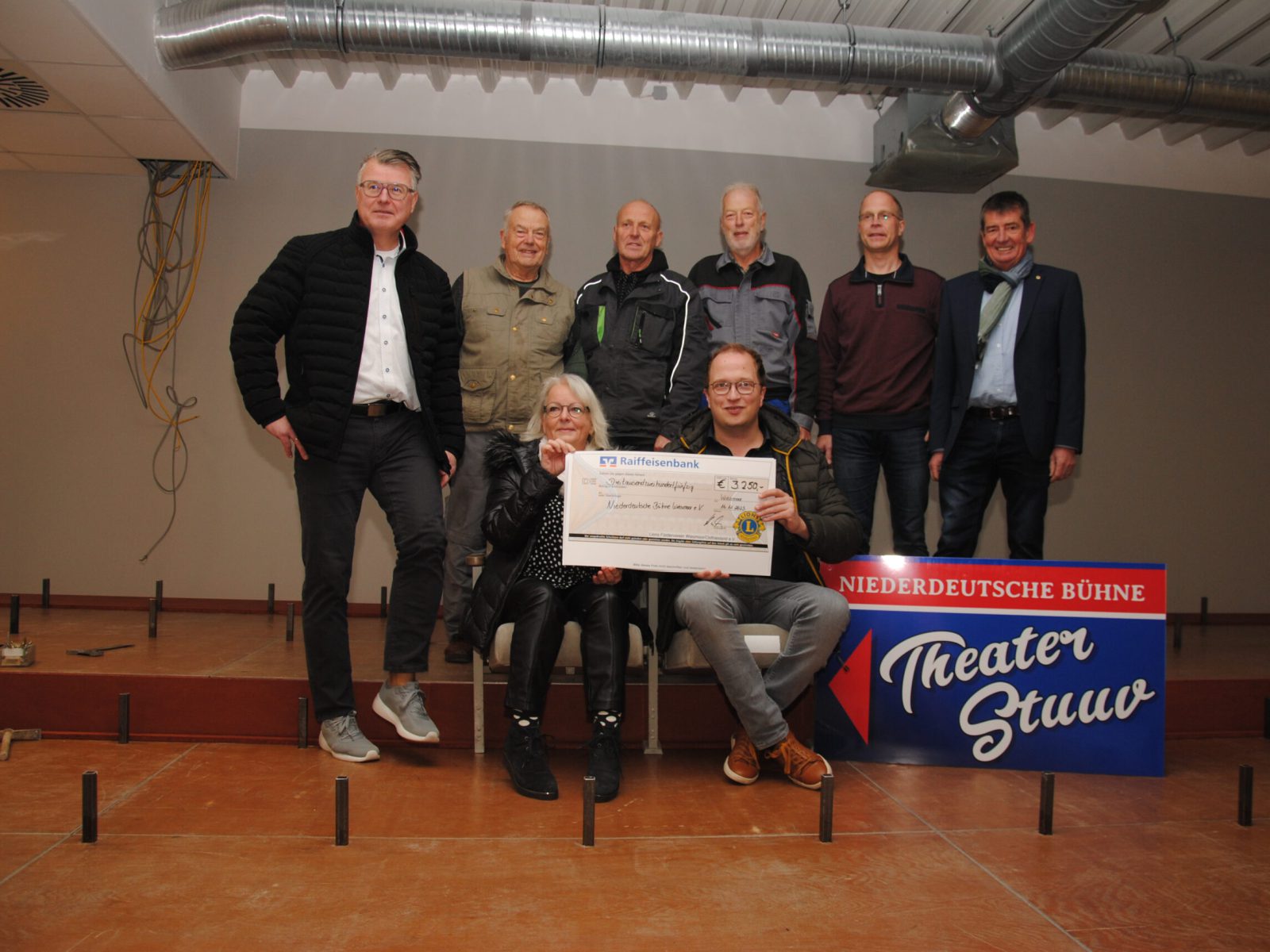 Auf dem Foto sind stehend v. l. zu sehen: Gero Hirsch (Lions), Johann Focken, Harald Kleen, Erhard Behrends (alle NDB), Jens Remmers (Lions) und Lions-Präsident Johannes Kleen sowie sitzend v. l. Traute Gronewold (NDB) und NDB-Bühnenleiter Christian Behrends.